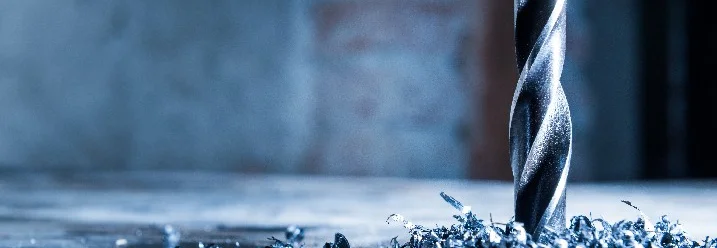 Metallbohrer bohrt in Holz